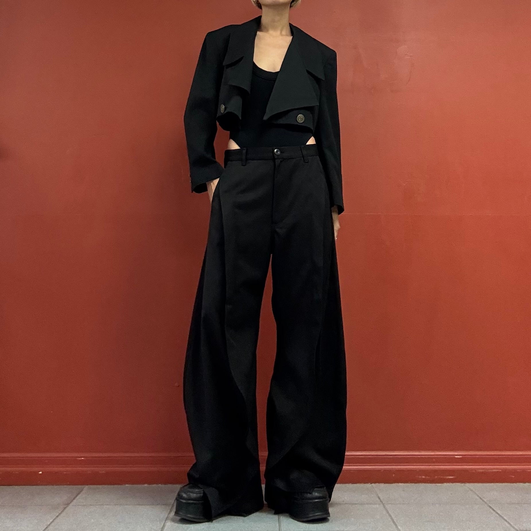 Curvy wide-leg trousers