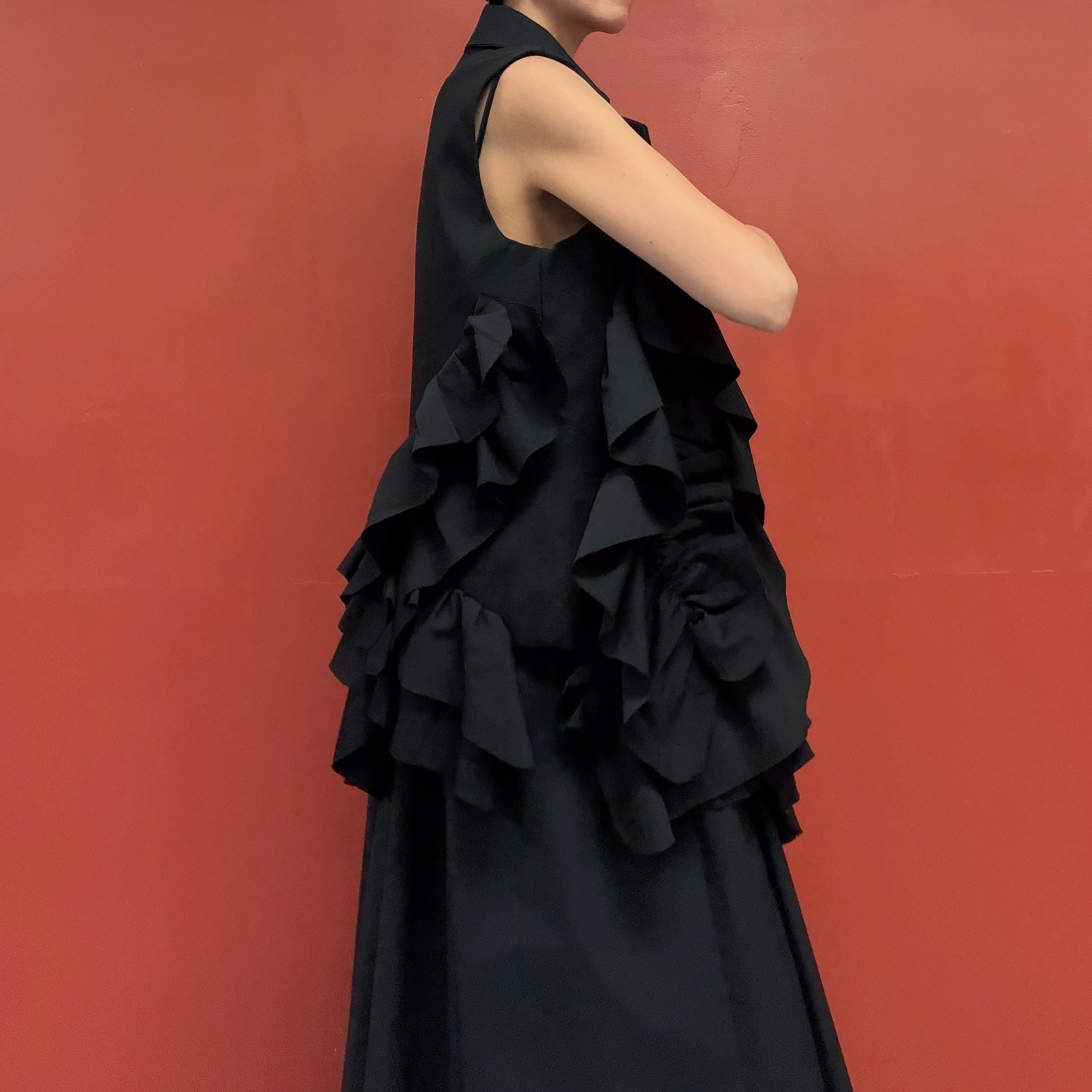 Structure ruffle vest