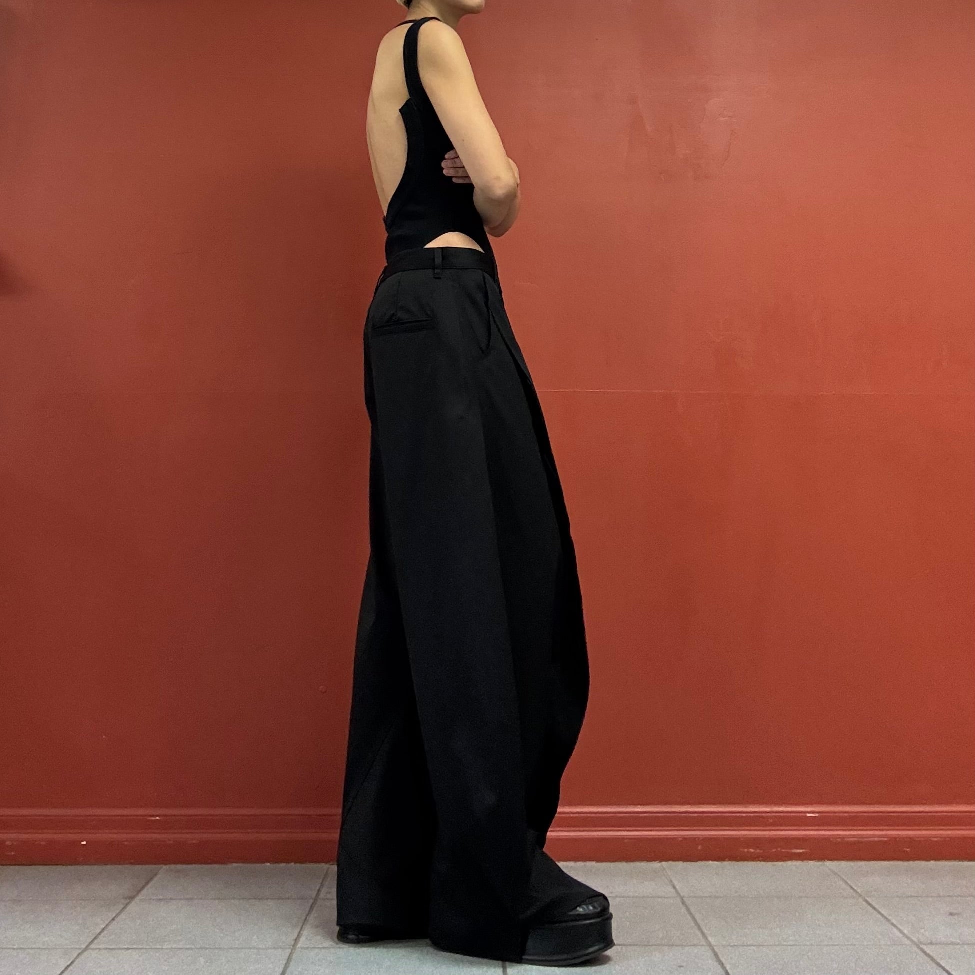 Curvy wide-leg trousers