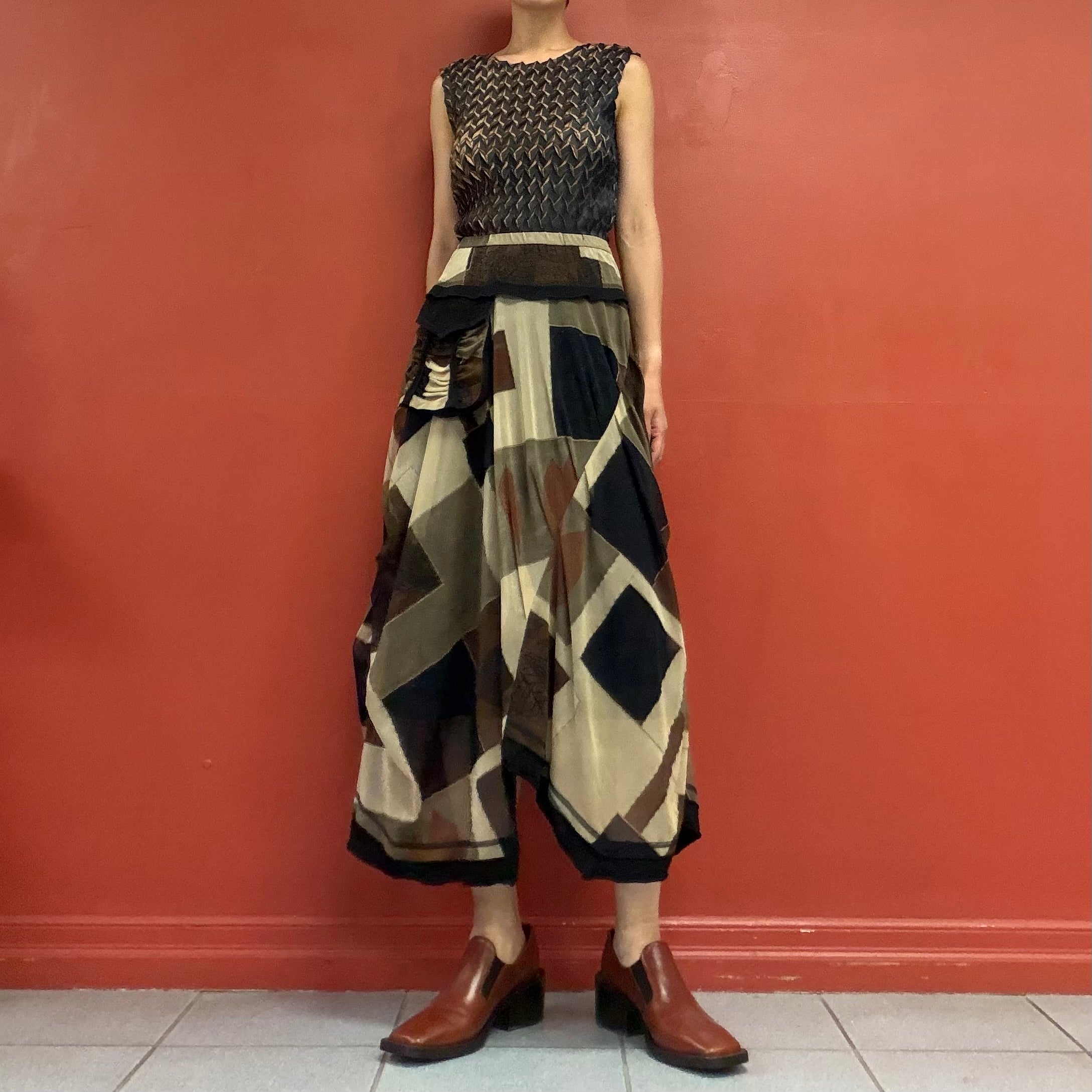 Geometric mesh skirt