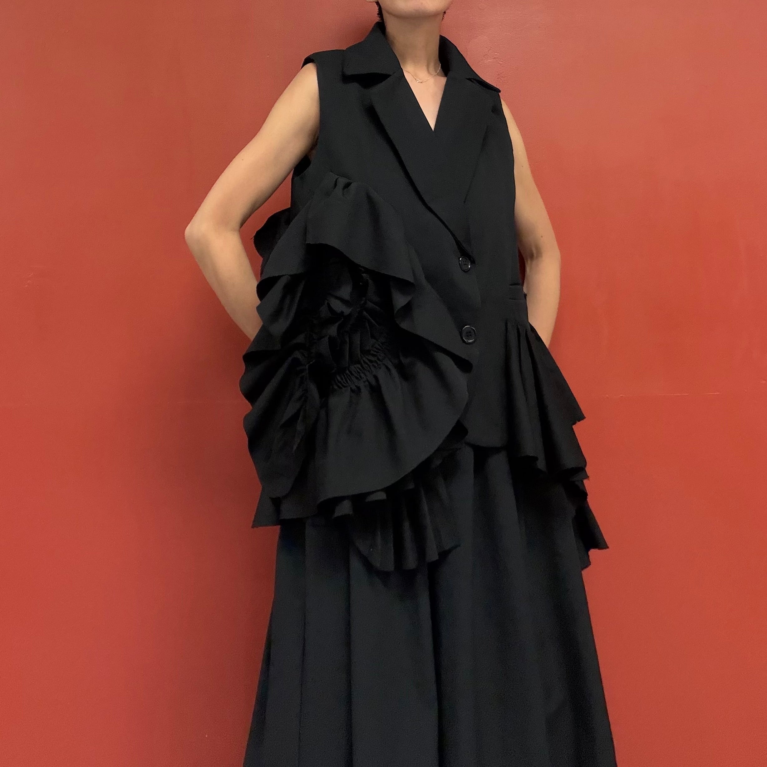 Structure ruffle vest