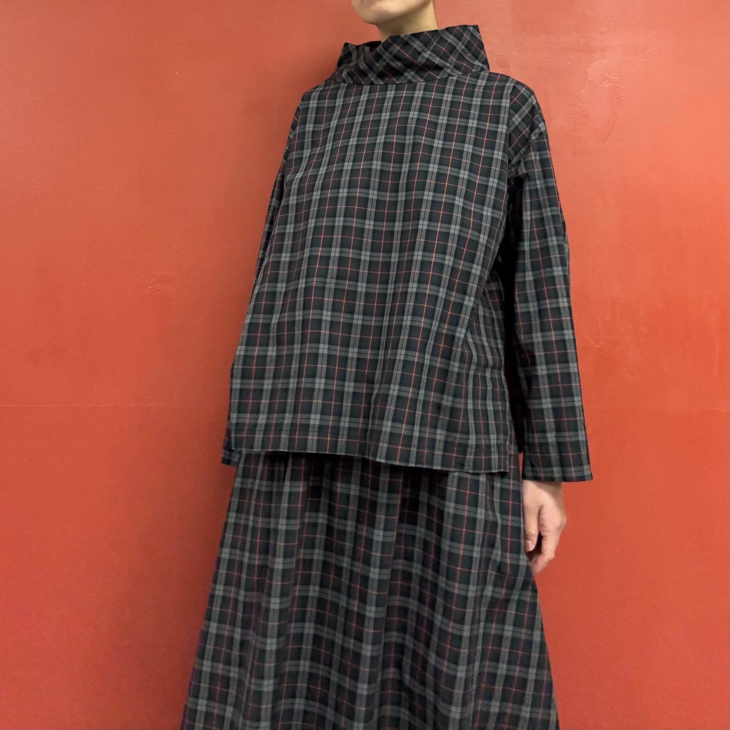 bi:-eks High Neck Blouse
