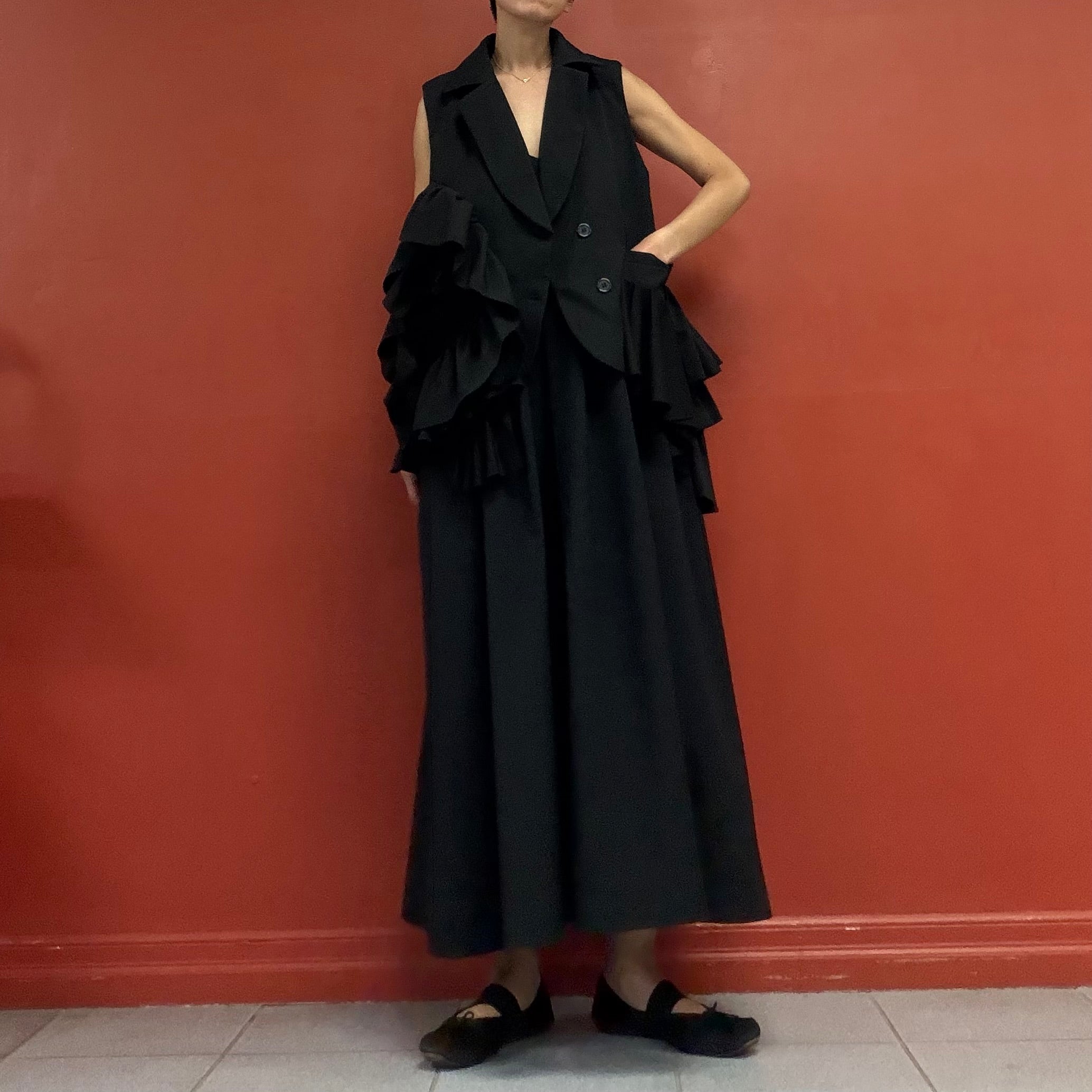 Structure ruffle vest