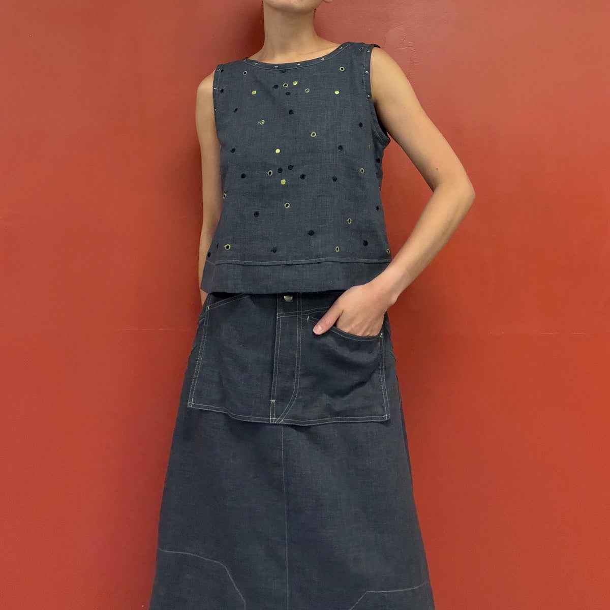 ◉ no sleeves top