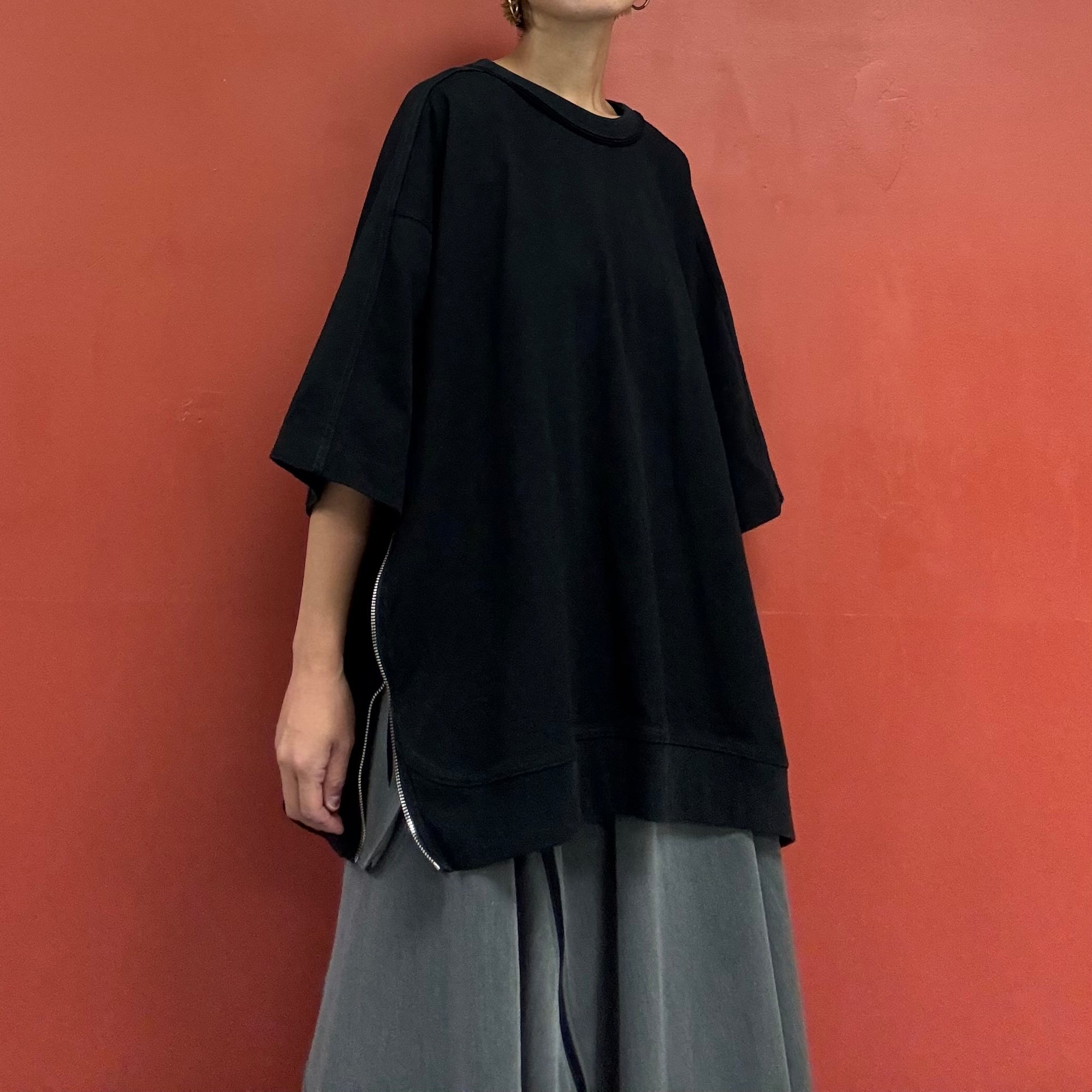 Side zipper T-shirt