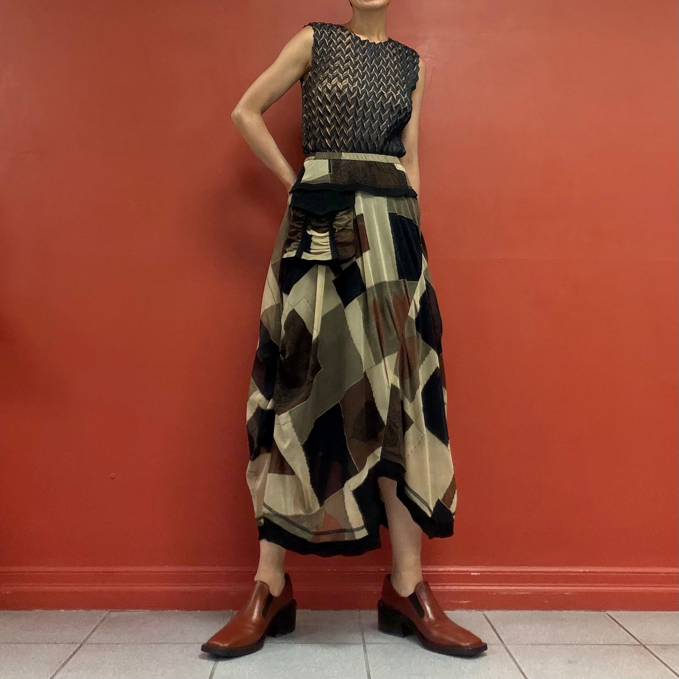 Geometric mesh skirt