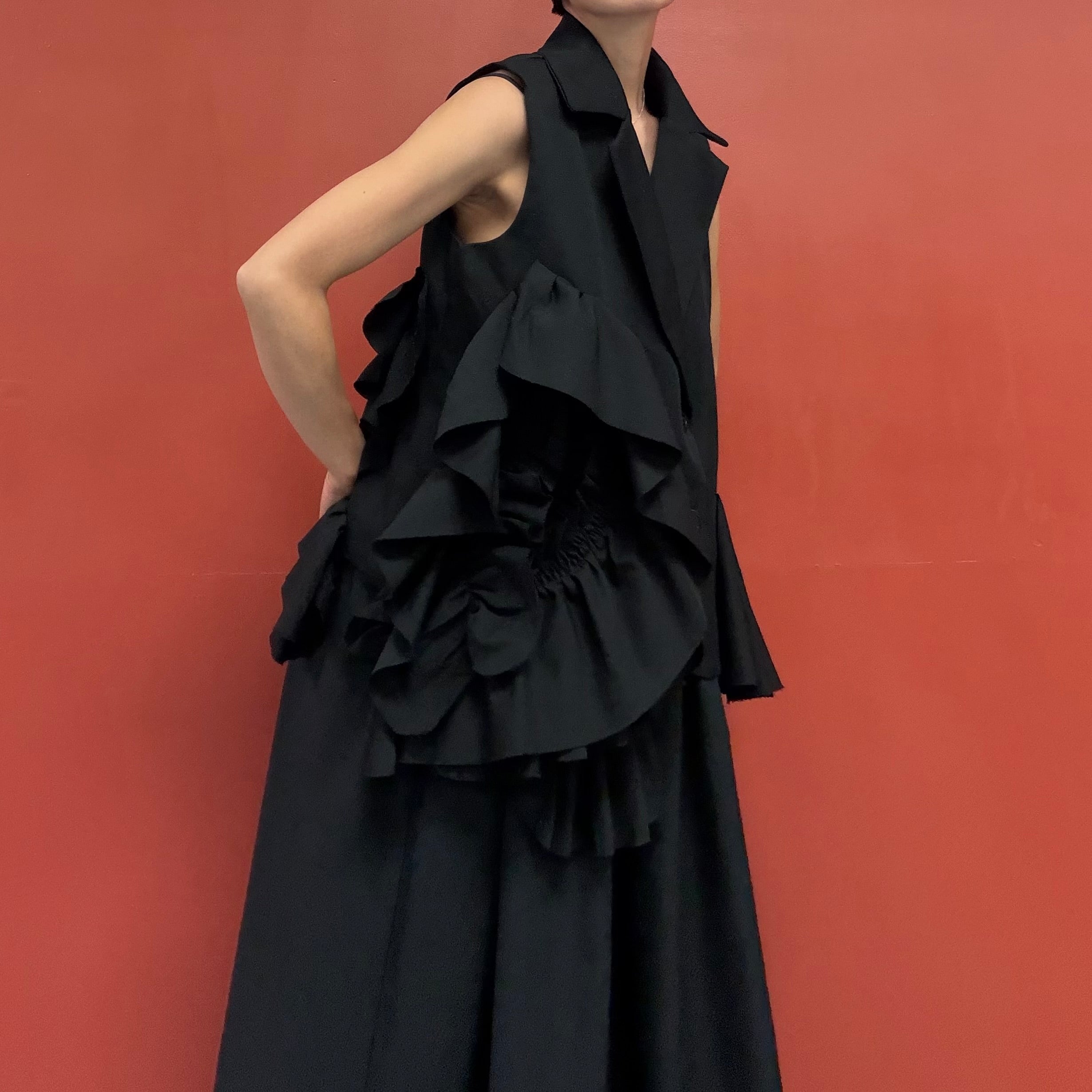 Structure ruffle vest