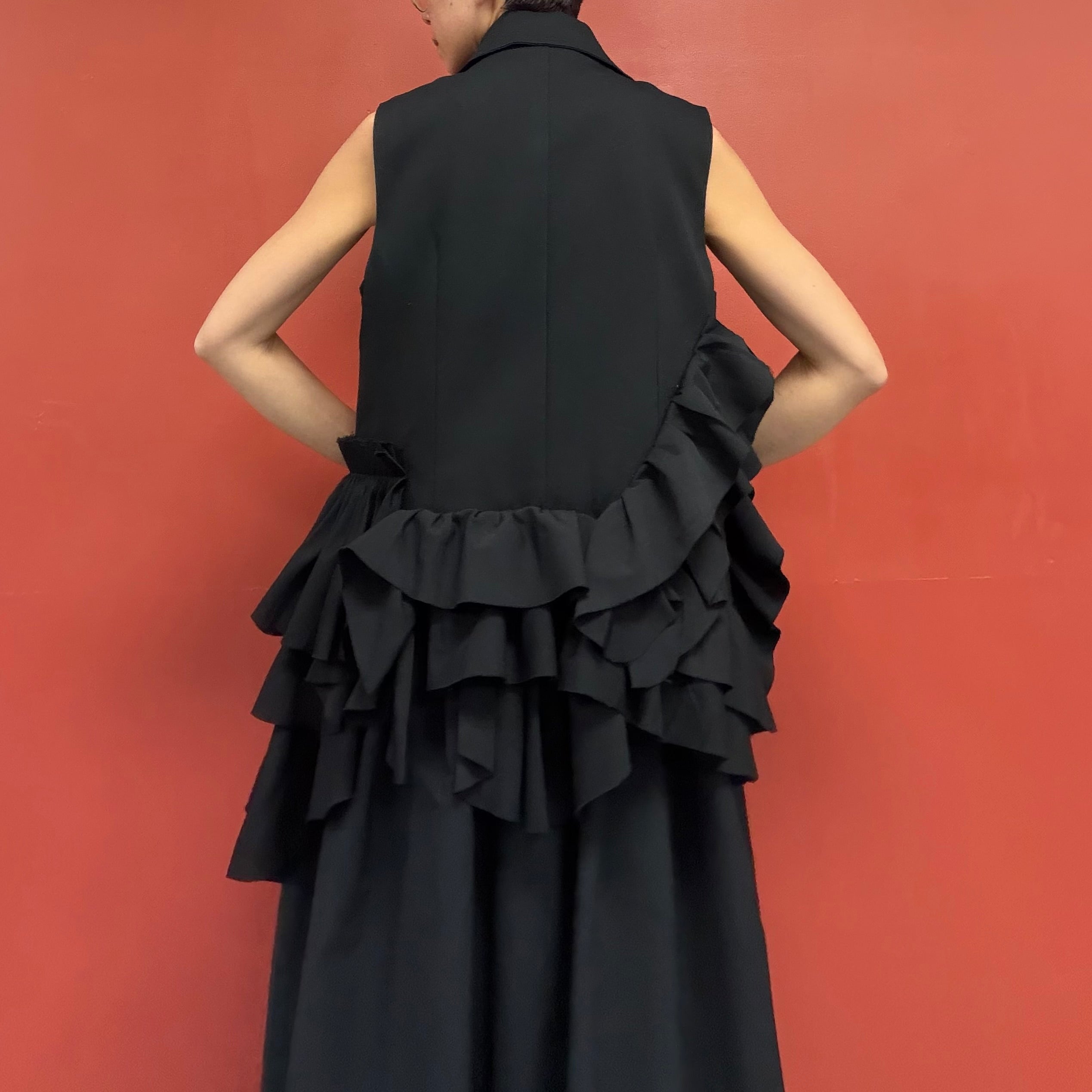 Structure ruffle vest