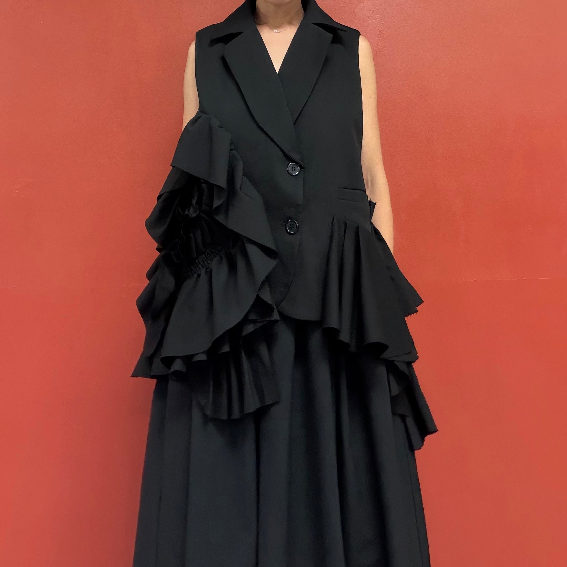 Structure ruffle vest