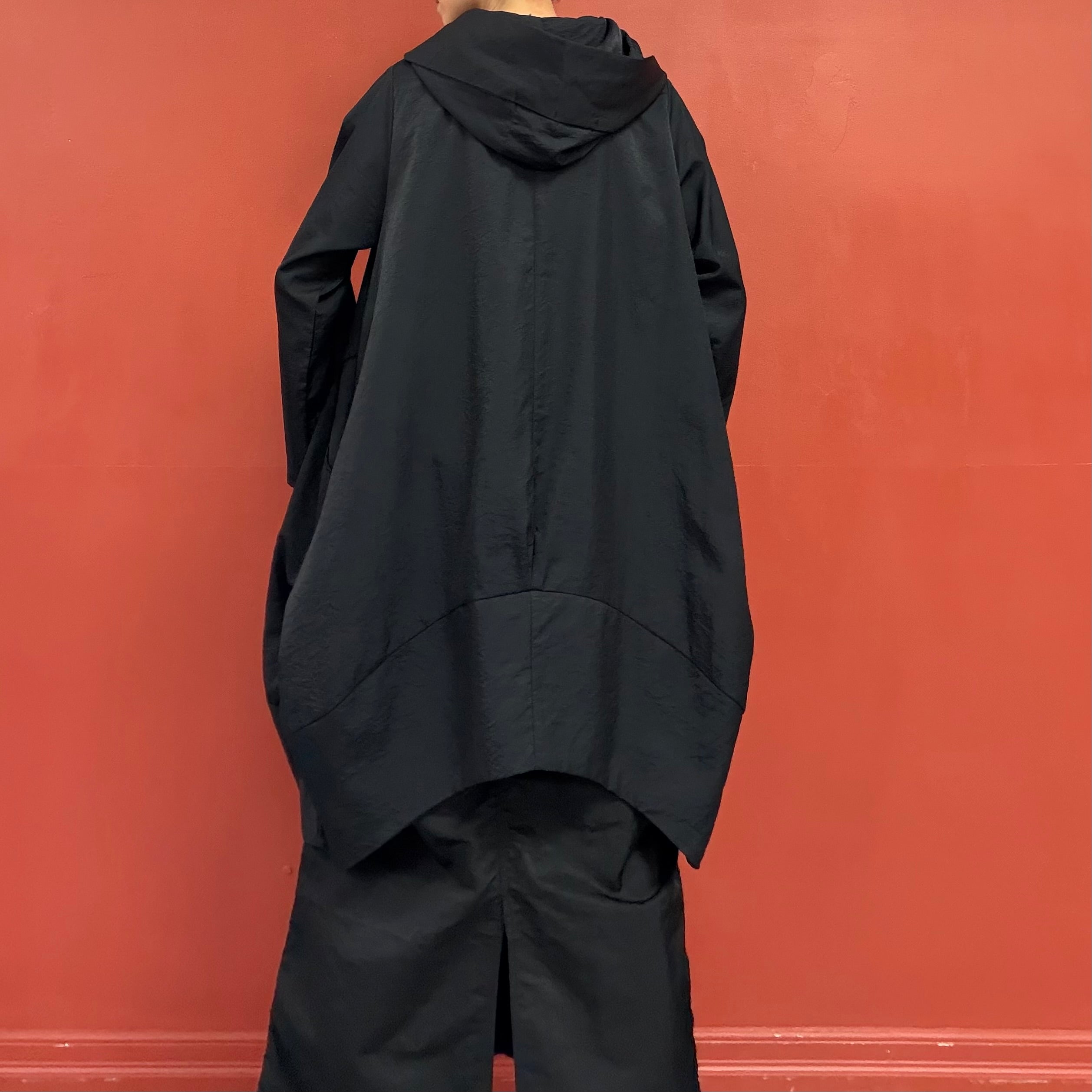 Oval silhouette jacket