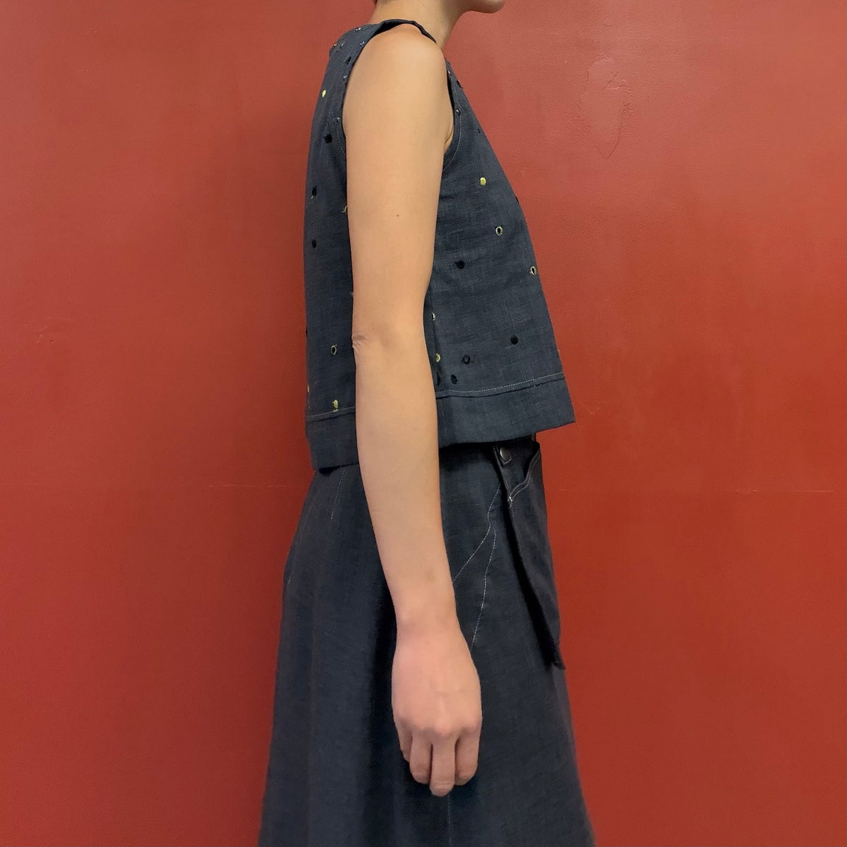 ◉ no sleeves top