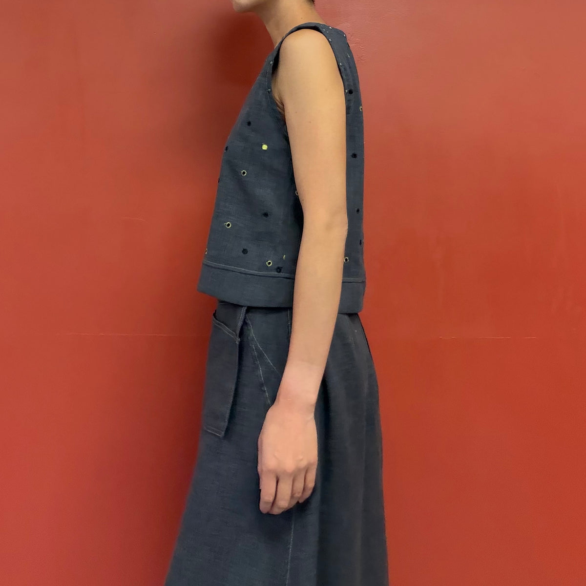 ◉ no sleeves top