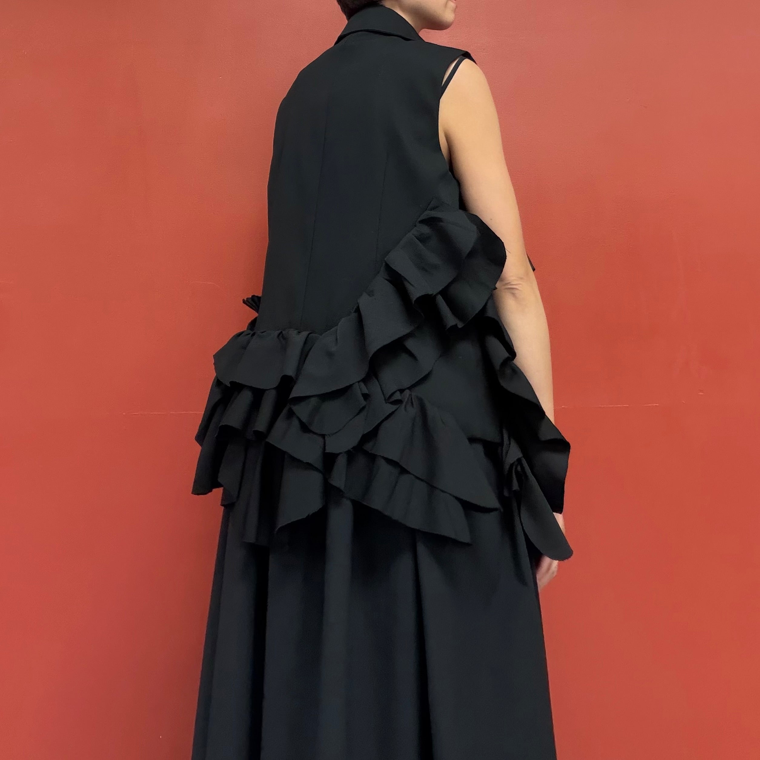 Structure ruffle vest