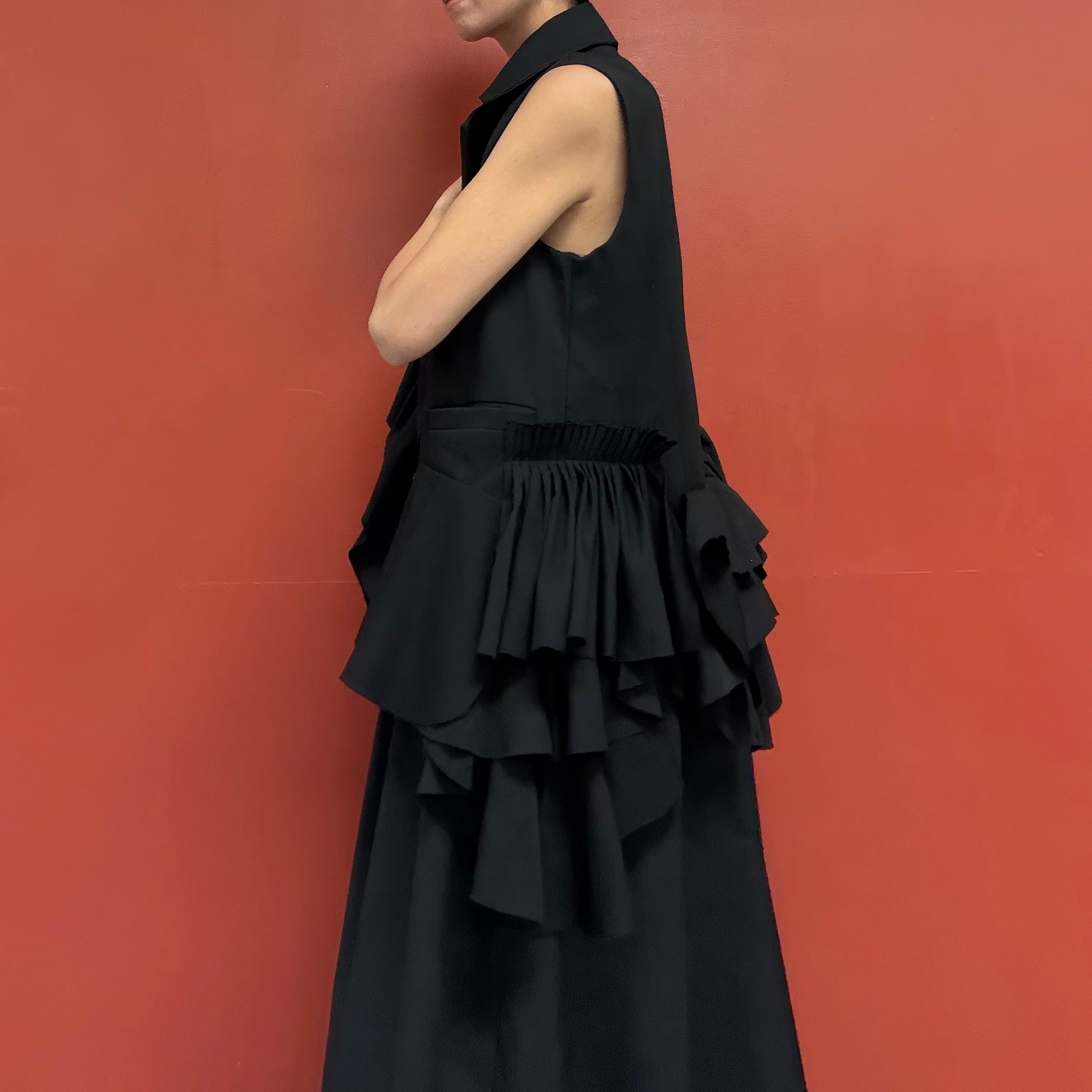 Structure ruffle vest