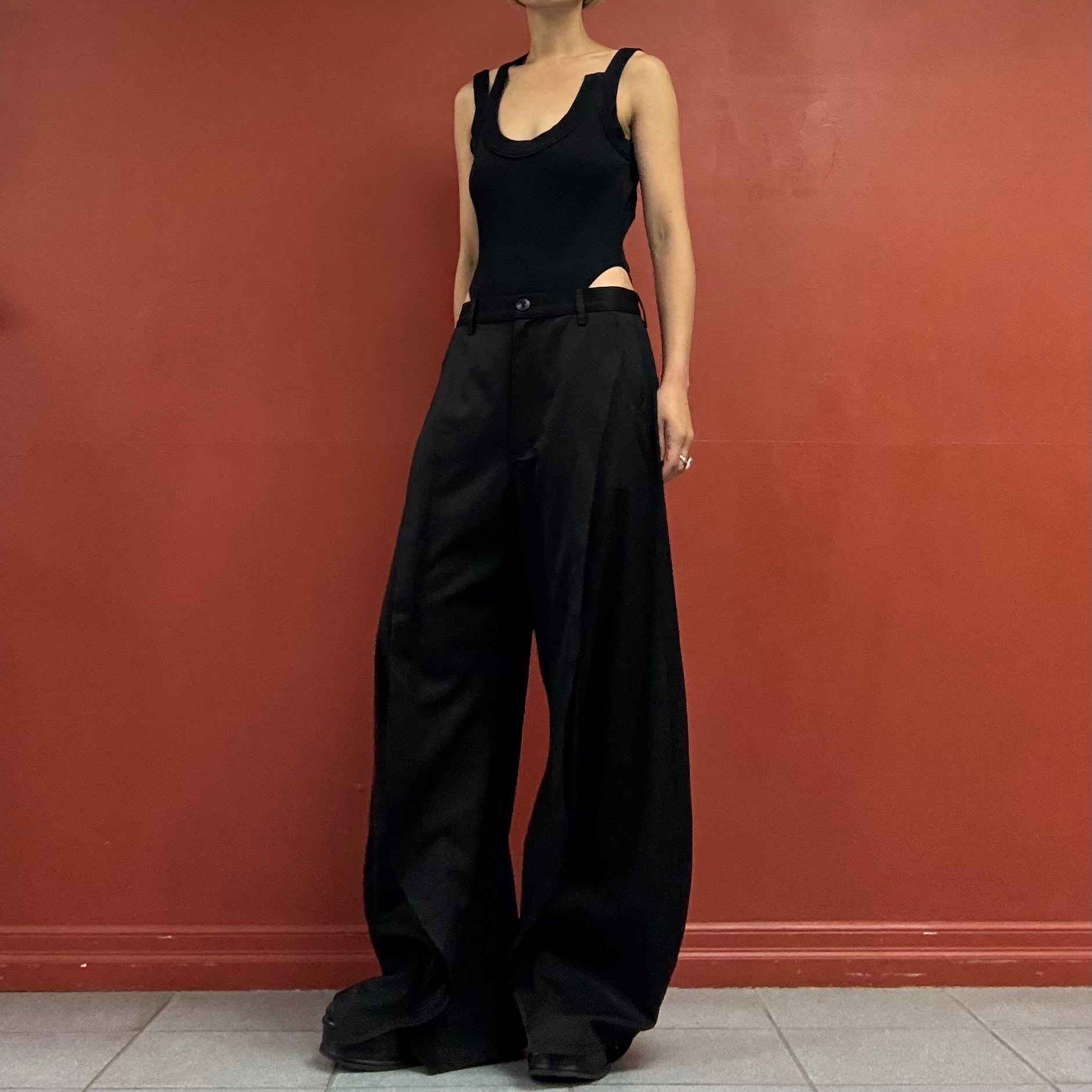 Curvy wide-leg trousers