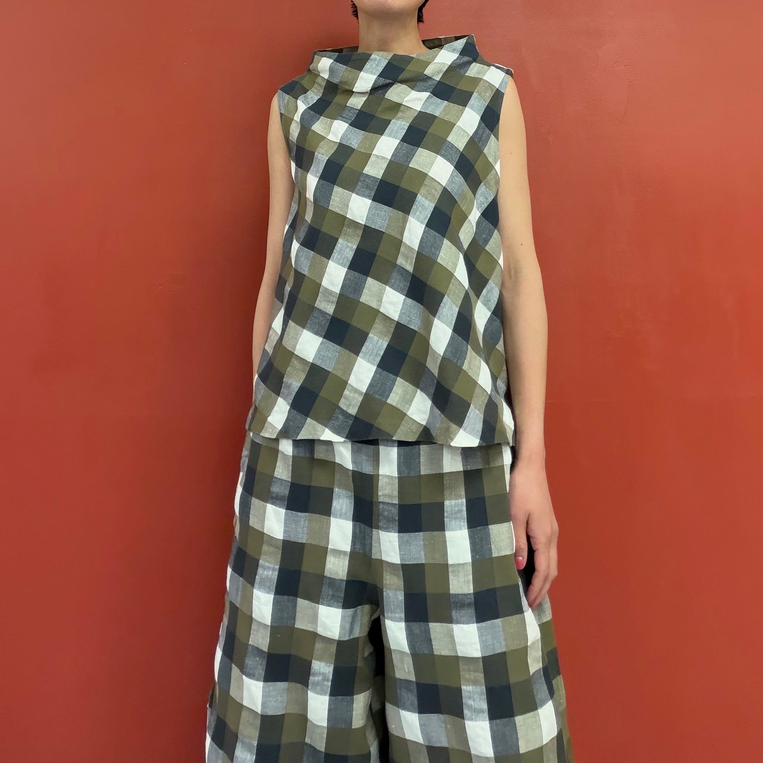 JI U soft check  no sleeves blouse