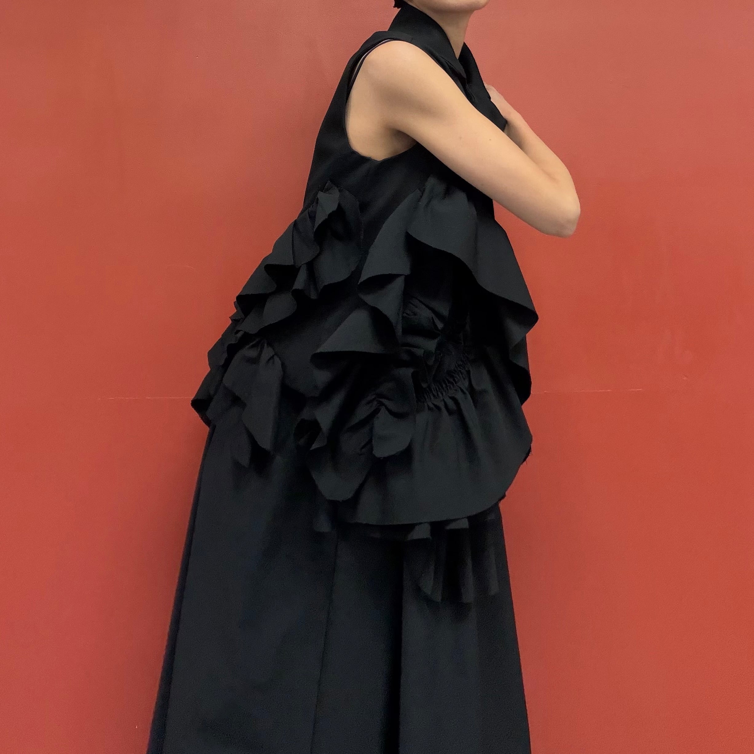 Structure ruffle vest