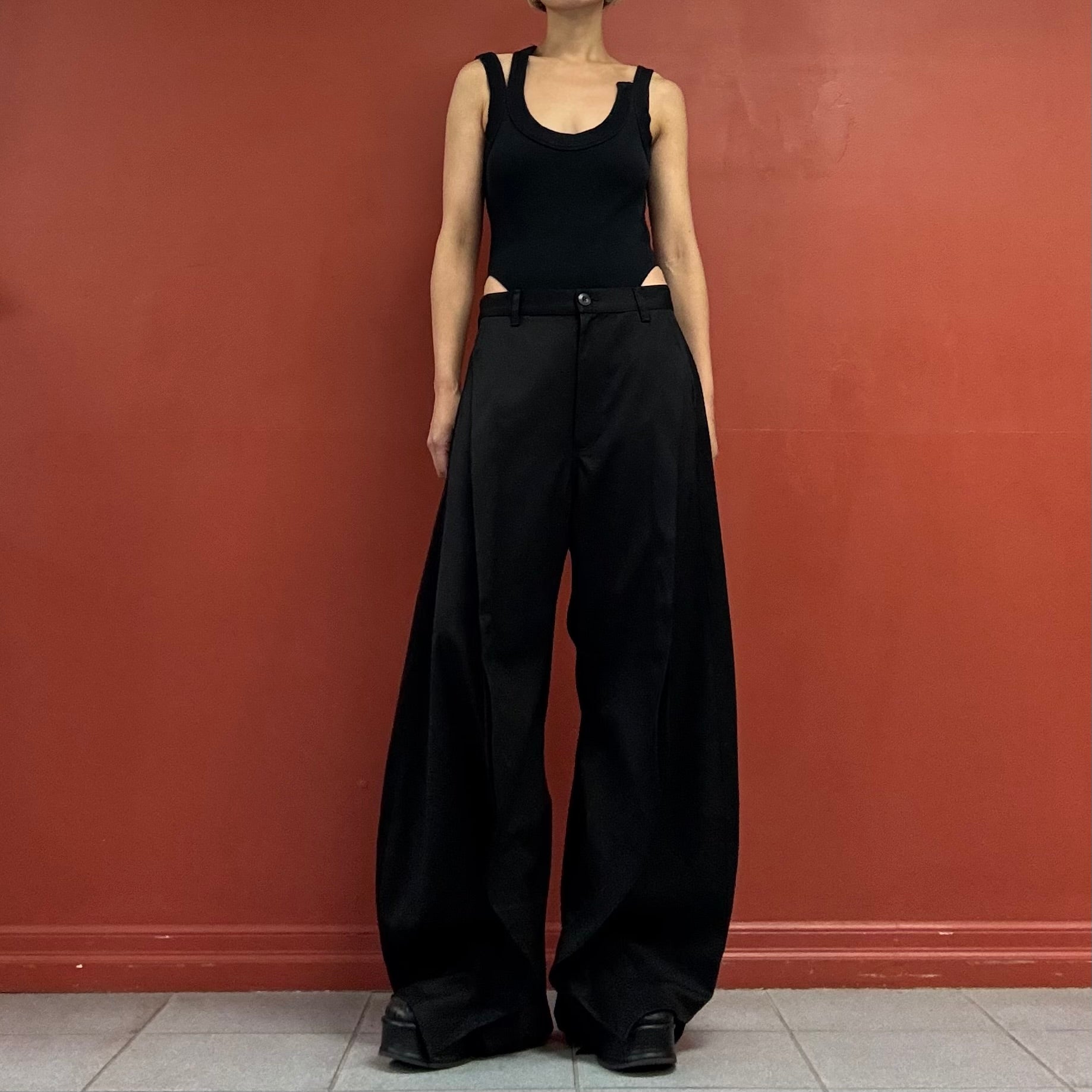 Curvy wide-leg trousers