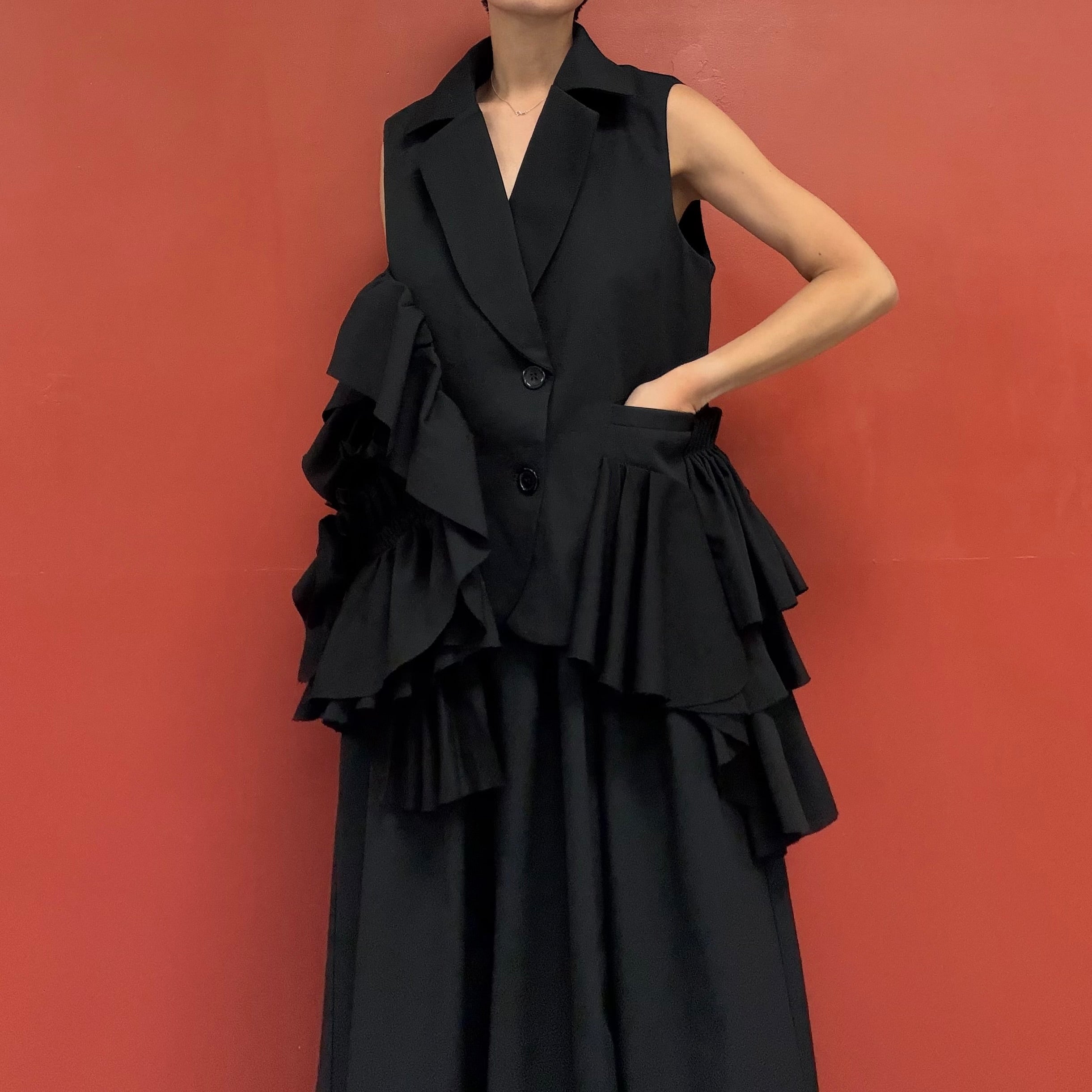 Structure ruffle vest