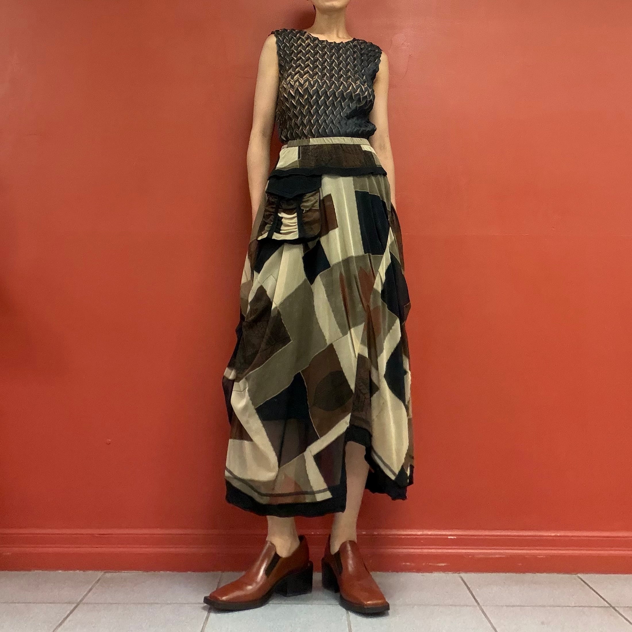 Geometric mesh skirt