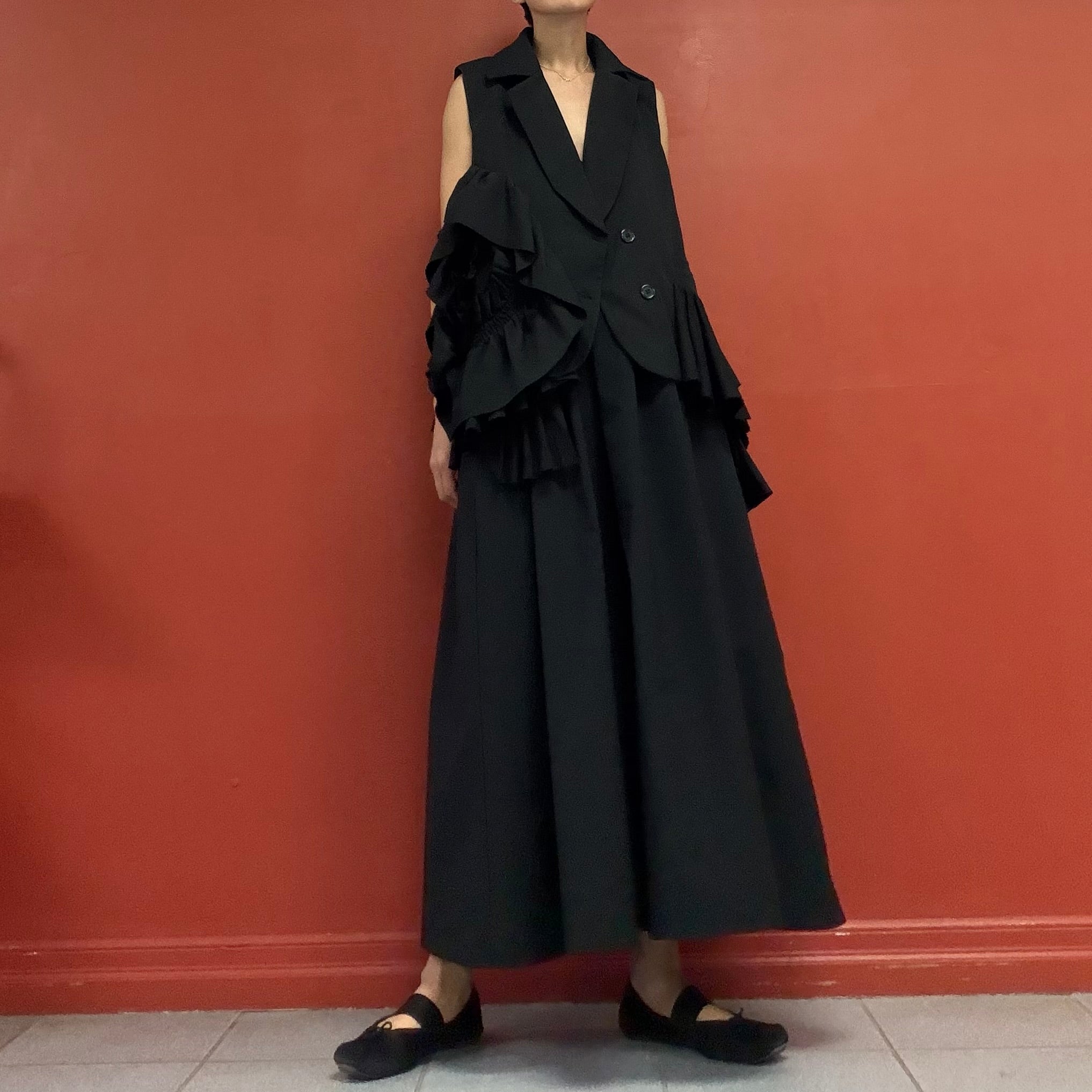 Structure ruffle vest