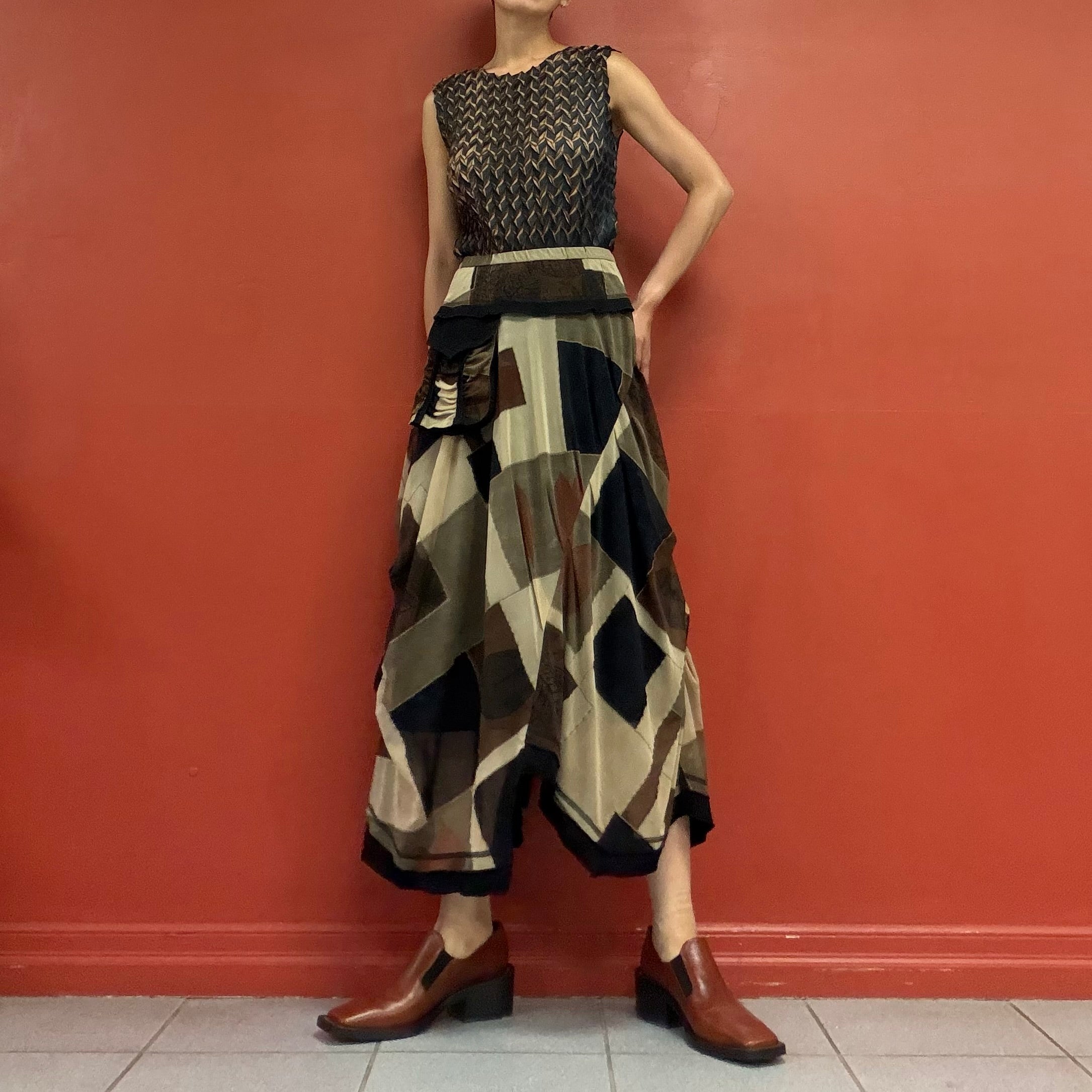 Geometric mesh skirt