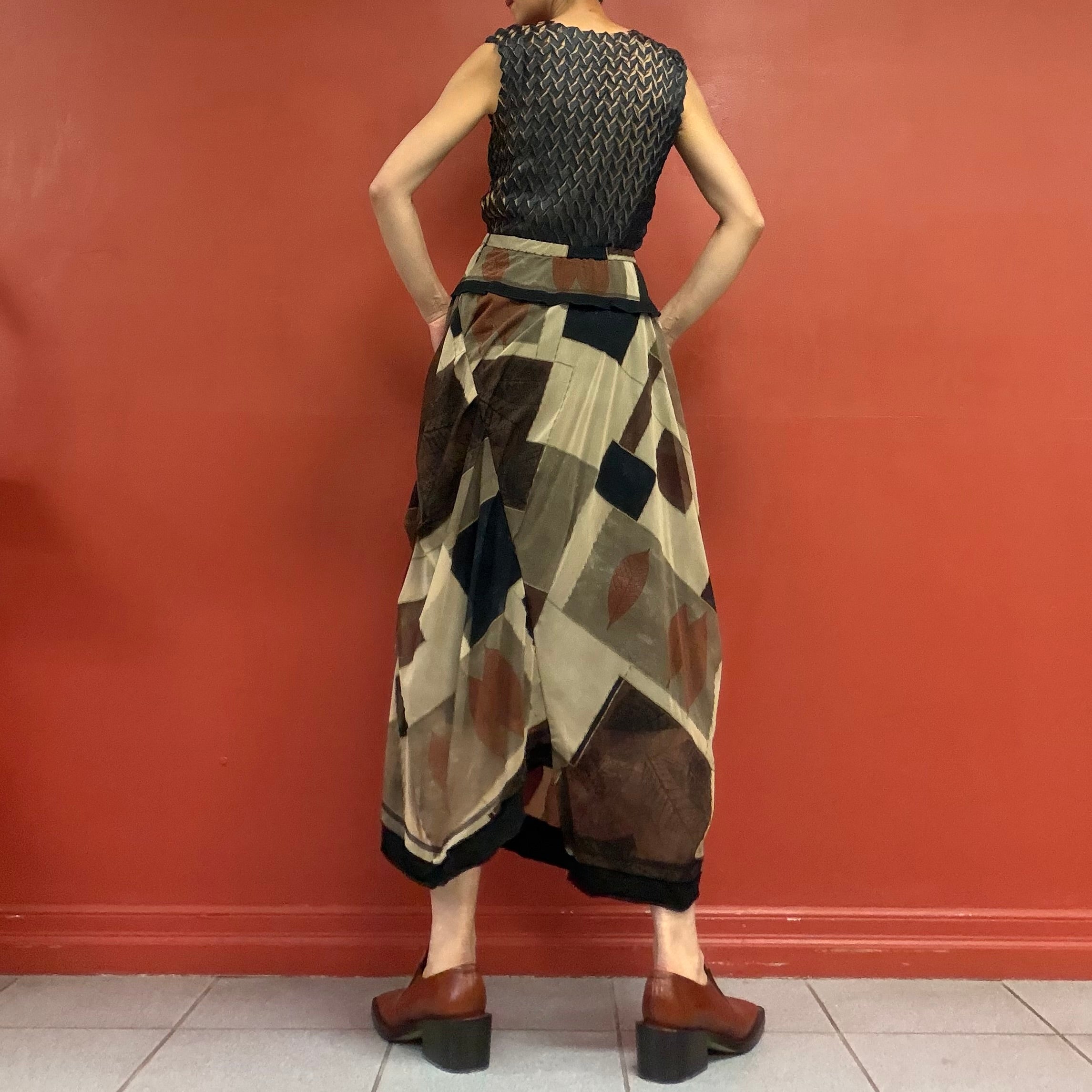 Geometric mesh skirt