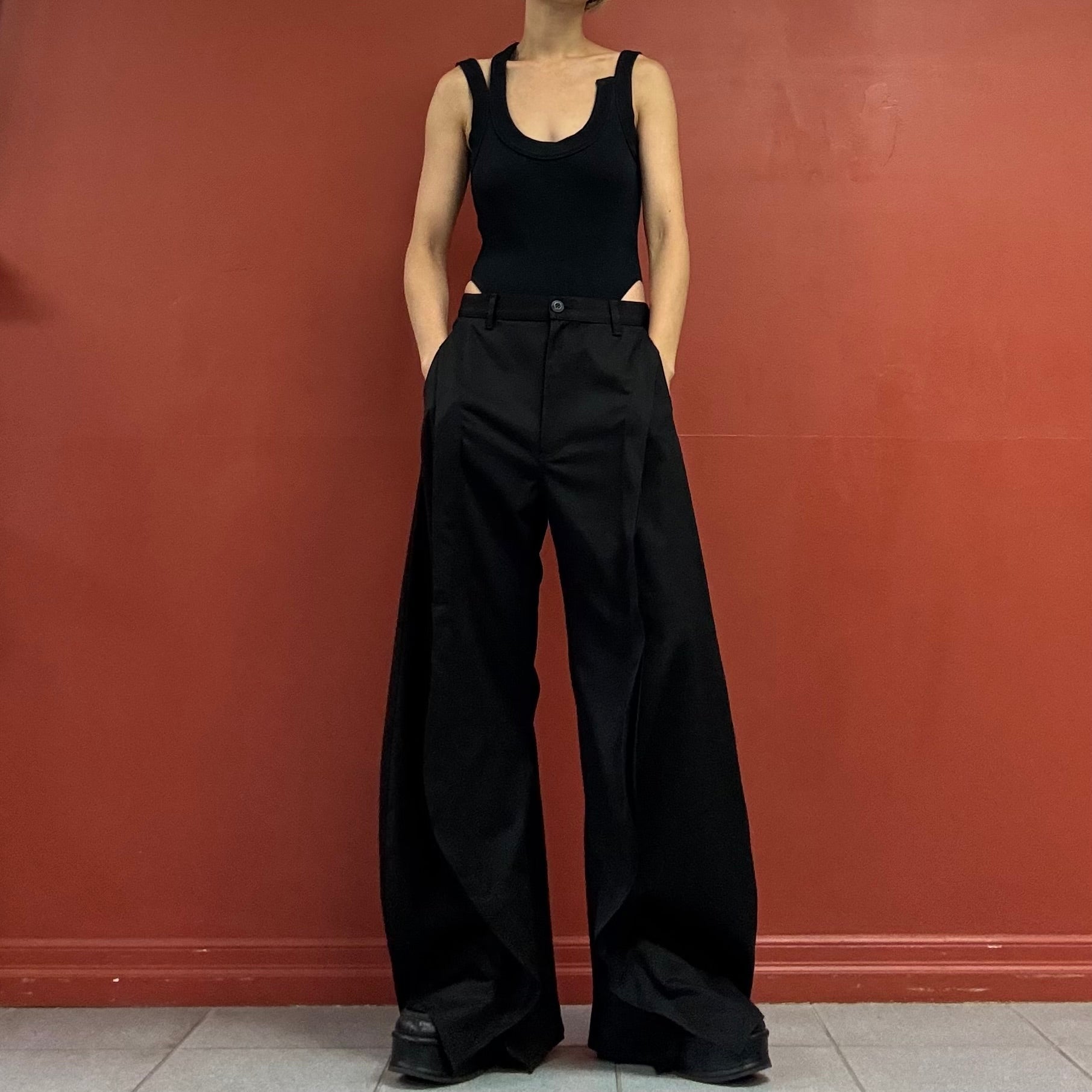 Curvy wide-leg trousers