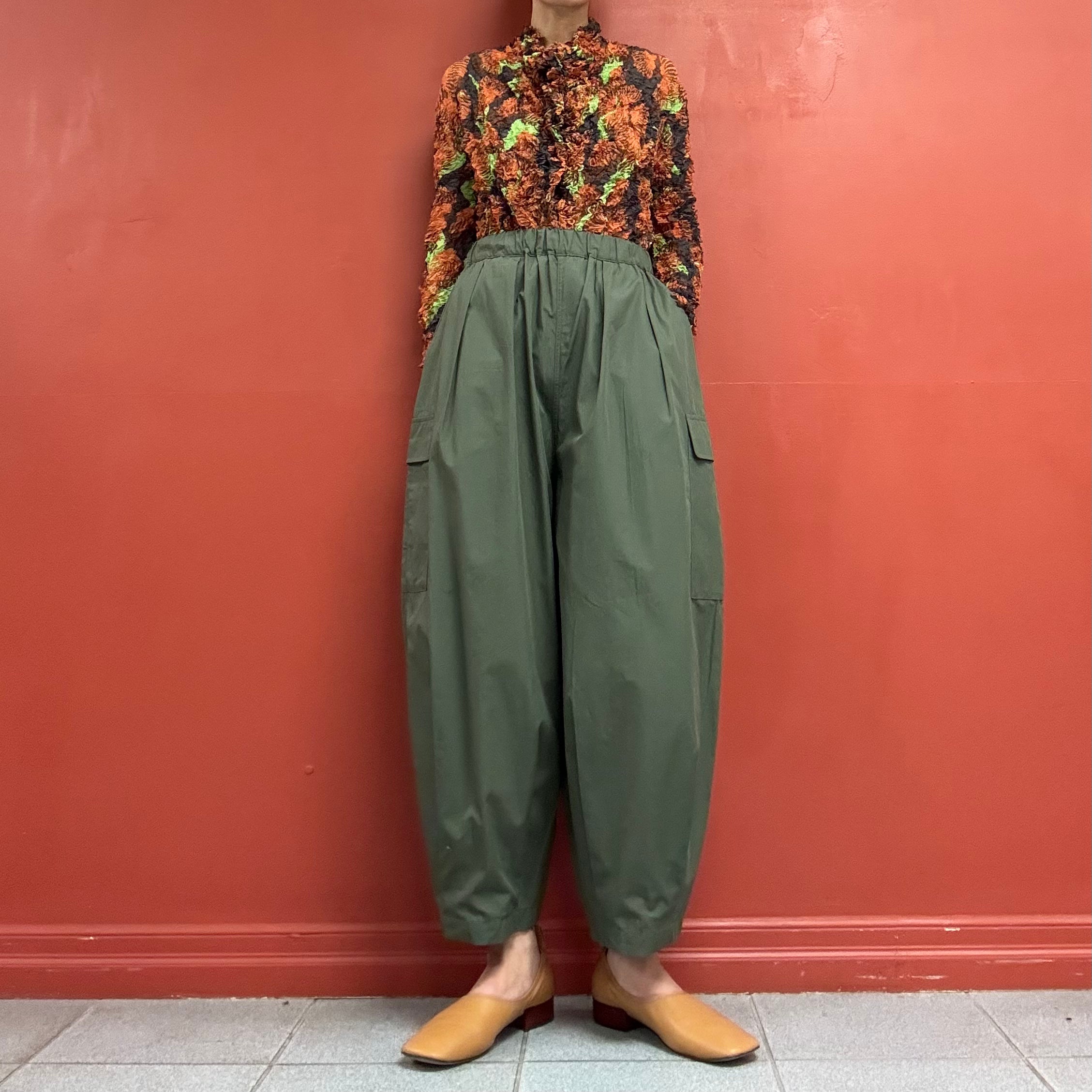Curved cargo pants